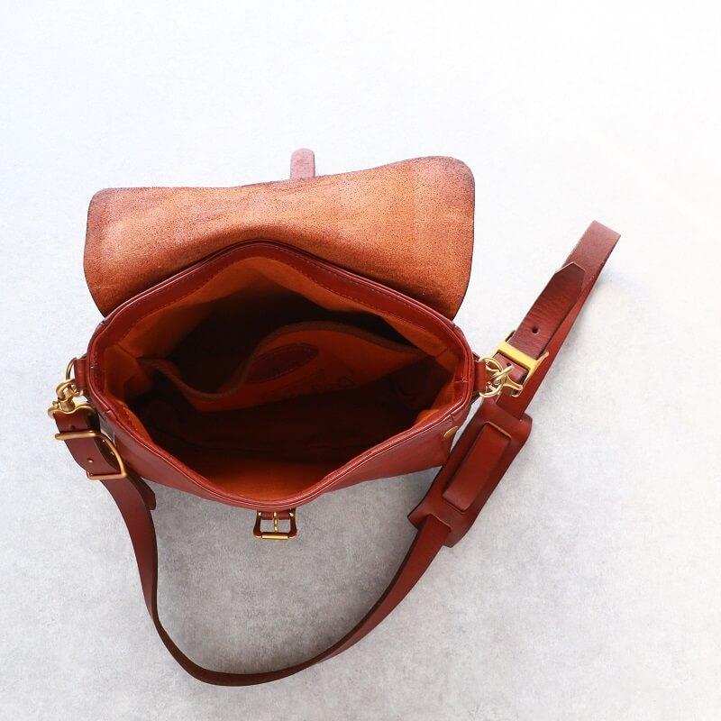 vasco（ヴァスコ） レザーポストマンショルダーバッグ スモール 刻印