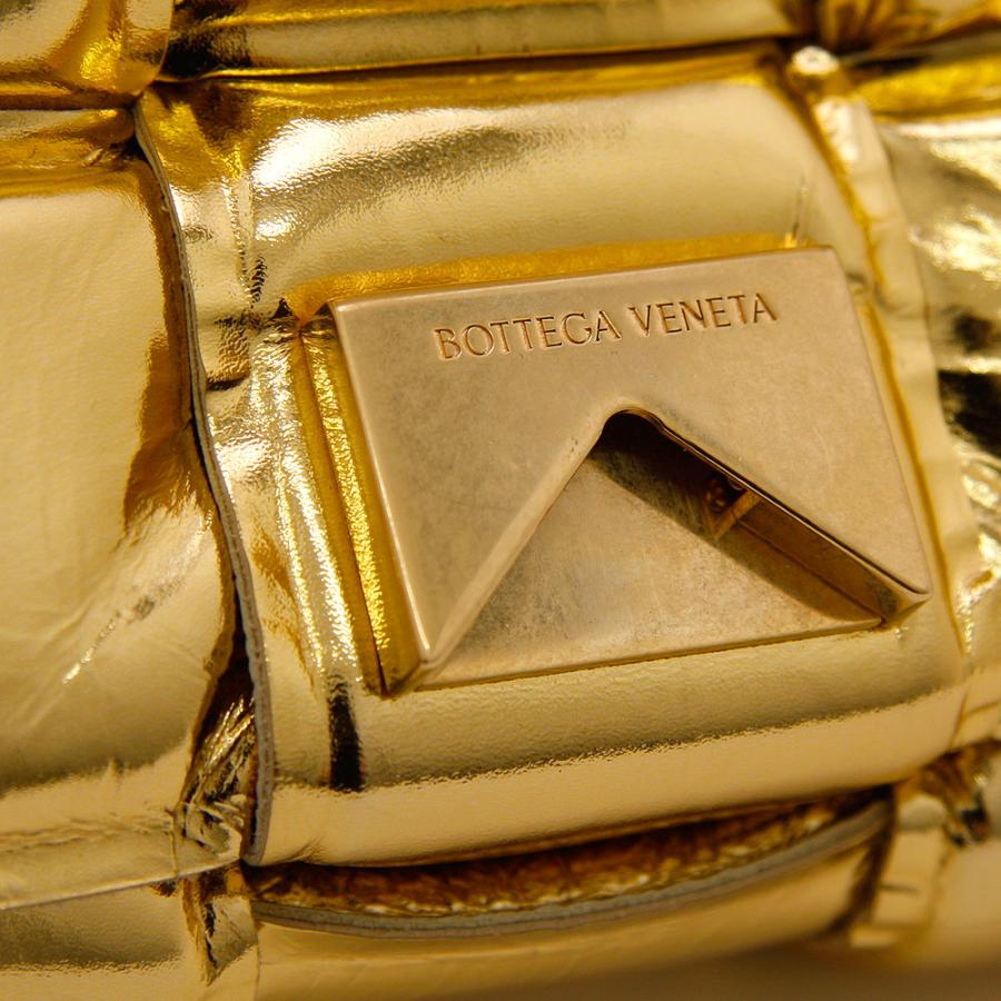 BOTTEGA VENETA CASSETTE ショルダーバッグ メタリック パデッドカセット 591970 ゴールド メタル イタリア製 ボッテガヴェネタ 中古 美品｜r-deco-online｜08