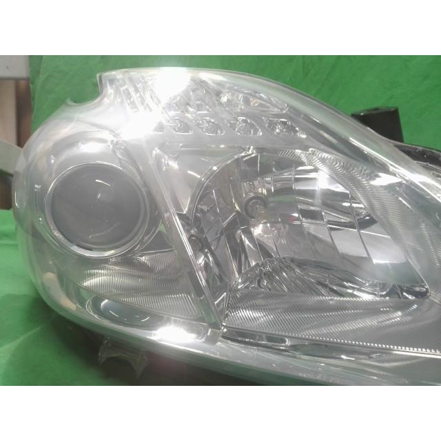 プリウス DAA-ZVW30 右ヘッドランプASSY L 2ZR-FXE 1F7 81110-47500の画像