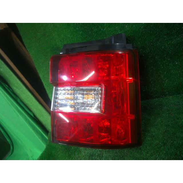 デリカD5 DBA-CV5W 右テールランプ G ナビパッケージ 4WD 8人 4B12
