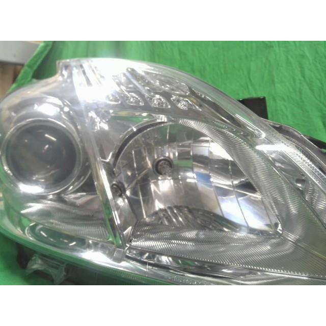 プリウス DAA-ZVW30 右ヘッドランプASSY L 2ZR-FXE 202 81110-47500の画像