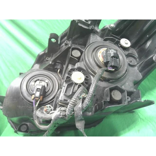 プリウス DAA-ZVW30 右ヘッドランプASSY L 2ZR-FXE 202 81110-47500の画像