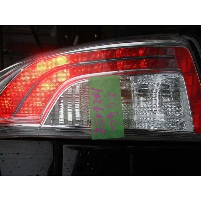 プリウス　右テール ZVW30 プリウス 純正テールランプ右 スタンレー47-38 a-2983