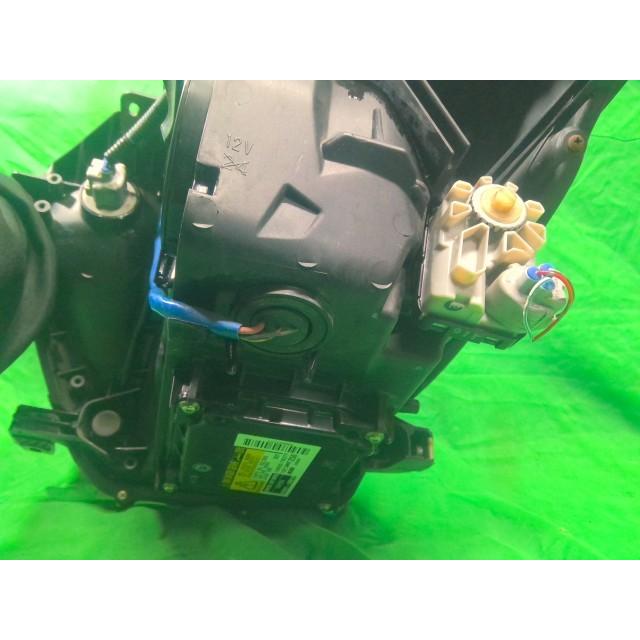 ｉＱ DBA-KGJ10 右ヘッドランプASSY 100G レザーパッケージ 1KR-FE 070 81110-74020の画像