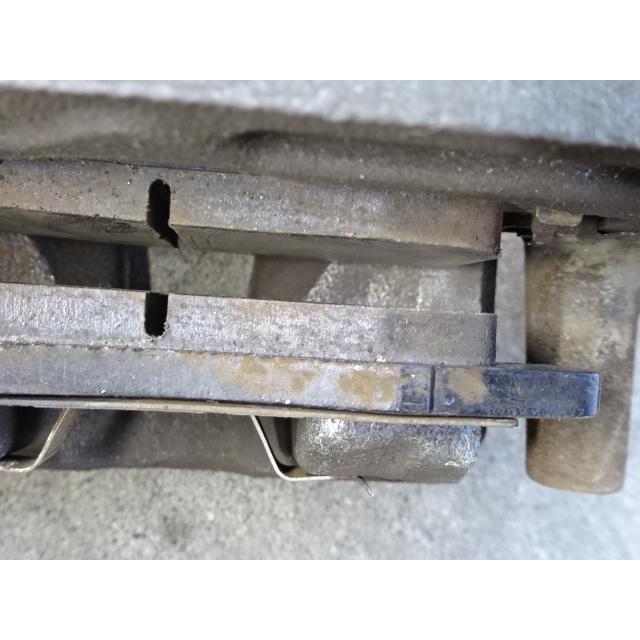 ミニキャブ 14年 GD-U61V フロントキャリパー ピストン清掃済みの画像