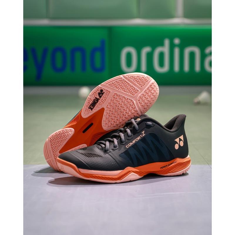 未使用 ブラック/オレンジ バドミントンシューズ YONEX（ヨネックス） バドミントンシューズ サイズ交換往復無料