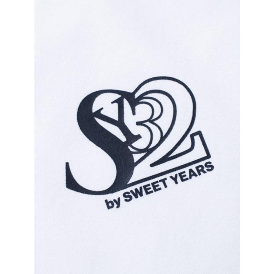 SY32 ホワイト ロングスリーブシャツ 胸元ワッペン&グラフィック