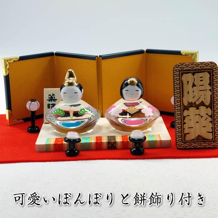 コンパクト雛人形セット彩絵 玻璃座雛(わらべ) 金屏風・毛氈・ぼんぼり・餅飾り・立て名札付きの雛飾り♪薬師窯 桃の節句91475 :91475:伊勢の来夢堂 通販 屏風、縦約24センチ、横約47センチ