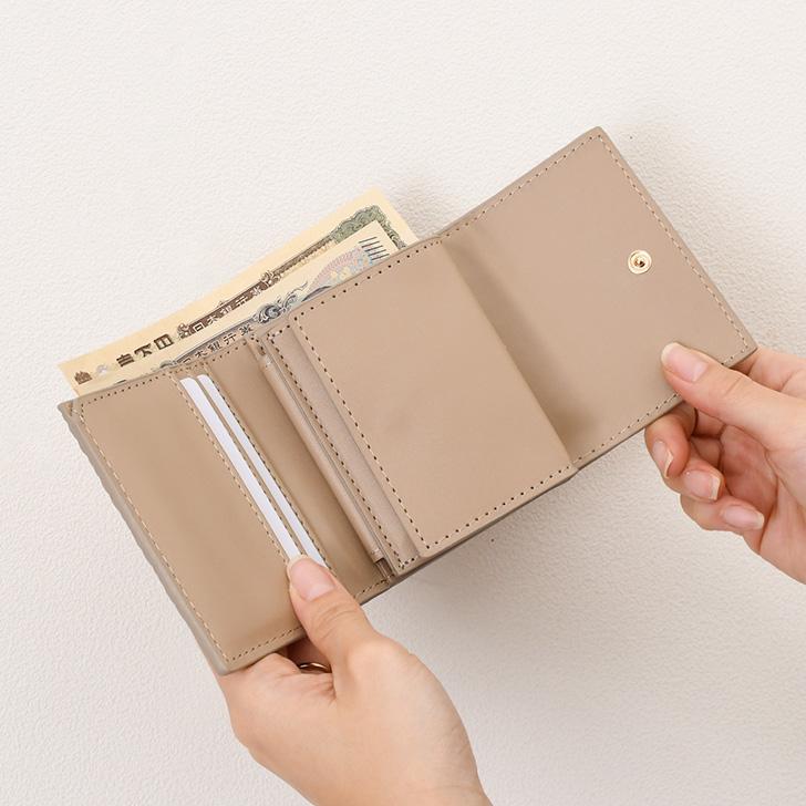 三つ折り コンパクト 財布 フラップロックで二つ折り感覚の三つ折りコンパクト財布「Surim