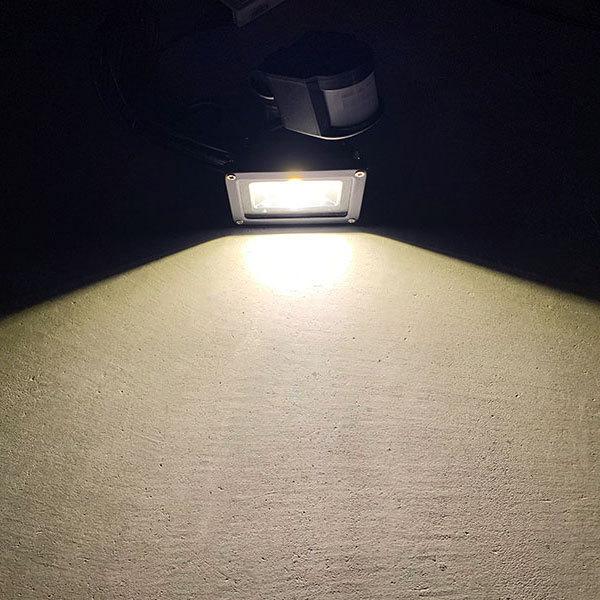 LED投光器 LEDライト 10W 100W相当 人感センサー 防水 AC100V 3Mコード 電球色 :floodlight-sensor-10w-warm:楽ゴーゴー - 通販 - Yahoo!ショッピング LED投光器 LEDライト 10W 100W相当 人感センサー 防水 AC100V 3Mコード 電球色 :floodlight-sensor-10w-warm:楽ゴーゴー - 通販 - Yahoo!ショッピング