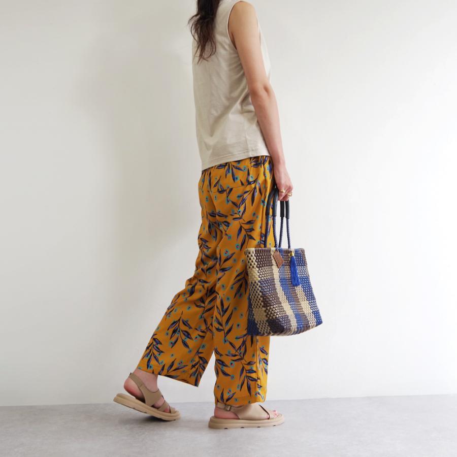 【BUENO SHOES ブエノシューズ】 クロスデザインサンダル 【A2605】厚底 バックストラップ フラット 本革 ブラックの画像