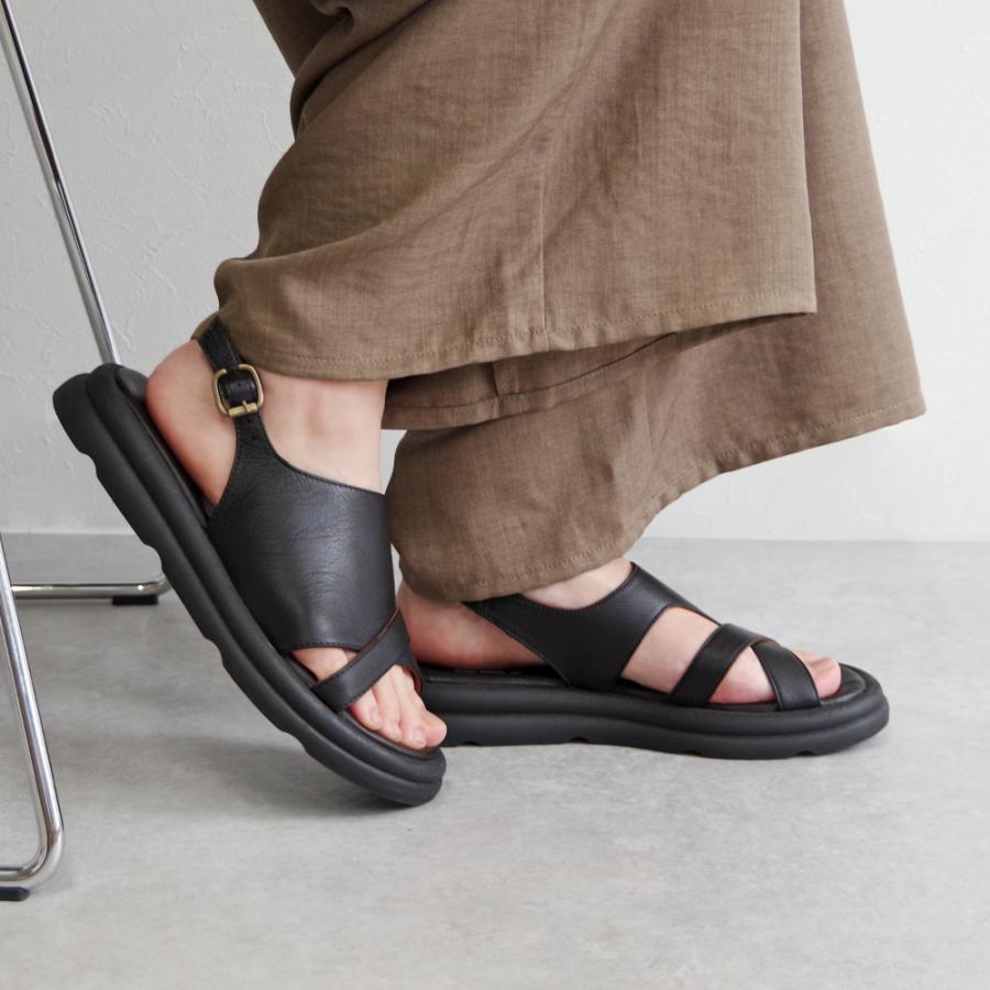 【BUENO SHOES ブエノシューズ】 クロスデザインサンダル 【A2605】厚底 バックストラップ フラット 本革 ブラックの画像