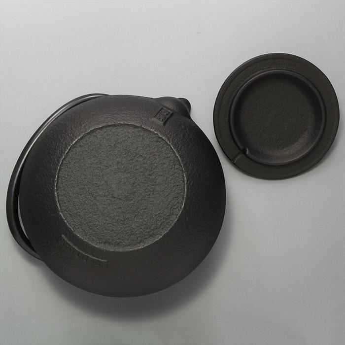ラッピング・のし無料 南部鉄器 鉄瓶 急須 5型 0.65L 新亀甲 12804 直火のみ 亀甲  岩鋳 日本製 鉄器 直火 鉄分 母の日 丁寧発送 ギフト 正規品 父の日 | 岩鋳 | 06