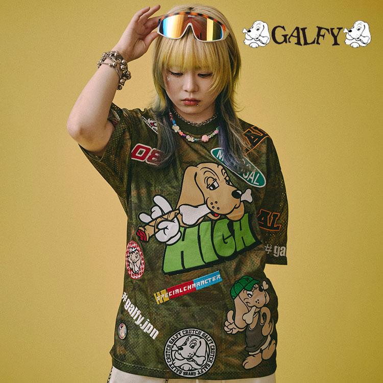 GALFY（ガルフィー） ワッペンだらけでハイになってる 半袖Tシャツ