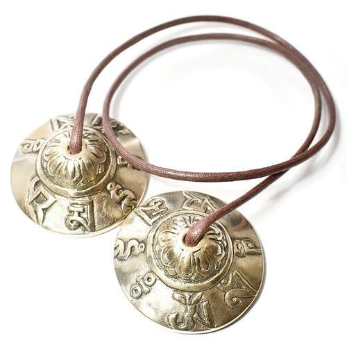 チベット密教 ティンシャ（チベタンベル） 観音菩薩真言 オムマニペメフム 直径：４８ｍｍ ヒモ：茶色 ミニ｜ヨガ 浄化 癒し 瞑想 ヒーリング  チャクラ :20101110tingsha02:民族アクセサリー専門店ラパヌイ - 通販 - Yahoo!ショッピング