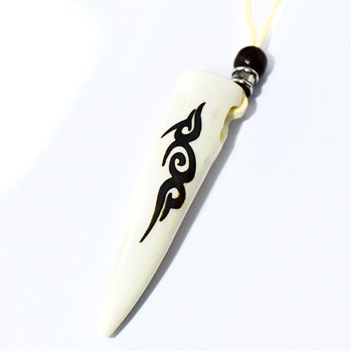 アイヌ エゾ（蝦夷）鹿角 トライバル模様 彫刻 ネックレス ホワイト