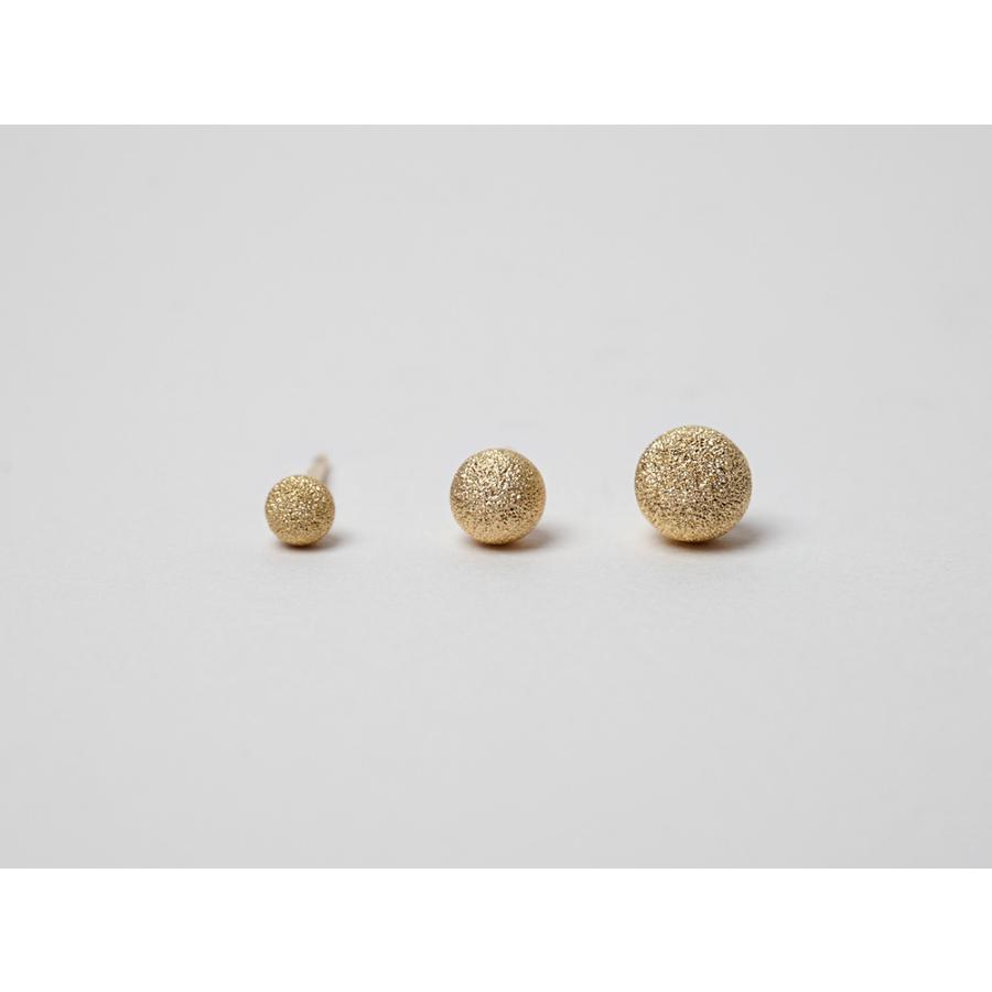 K18 スタースタッドピアス　5mm K18 スターダスト スタッドピアス 5mm スターダストで落ち着いた質感に