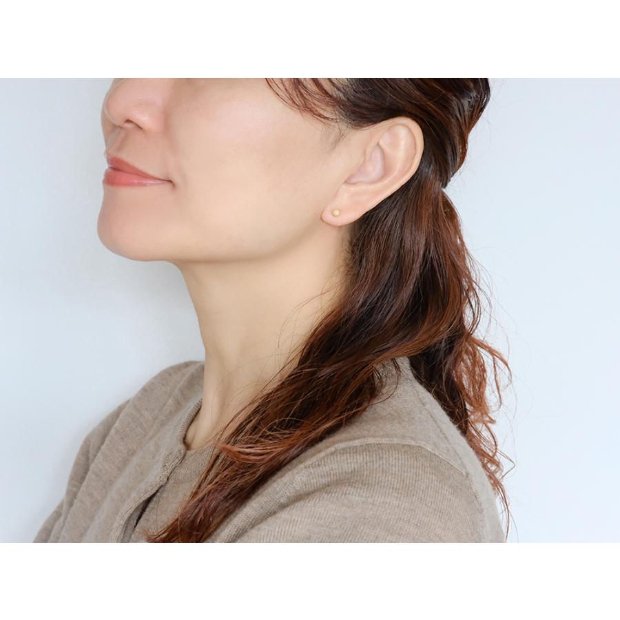 K18 スターダスト スタッドピアス 4mm スターダストで落ち着いた質感に