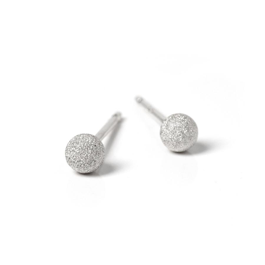 K18 スターダスト スタッドピアス 3mm スターダストで落ち着いた質感に 