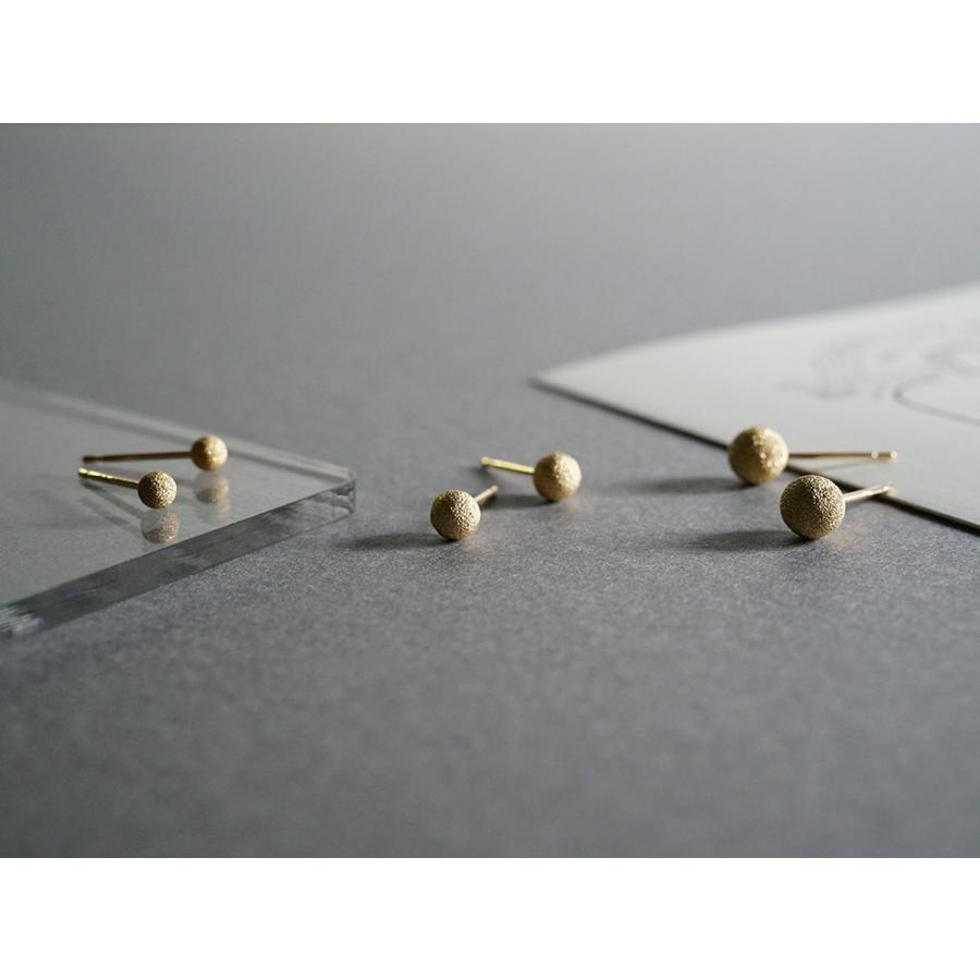 K18 スターダスト スタッドピアス 3mm スターダストで落ち着いた質感に 