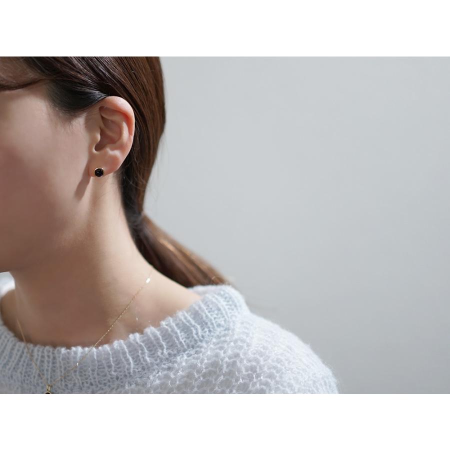 K18 エクリプス ピアス ナチュラルで美しく際立つ黒、ブラックオニキス