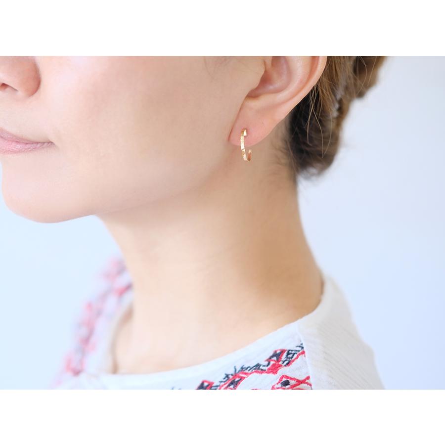 K18 ロック ピアス レディース 女性用 槌目 ハンマーテクスチャー