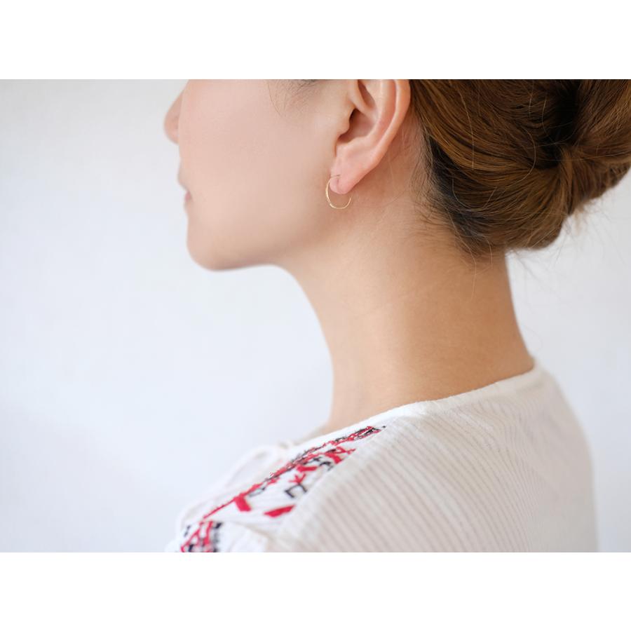 K18 ロック ピアス レディース 女性用 槌目 ハンマーテクスチャー