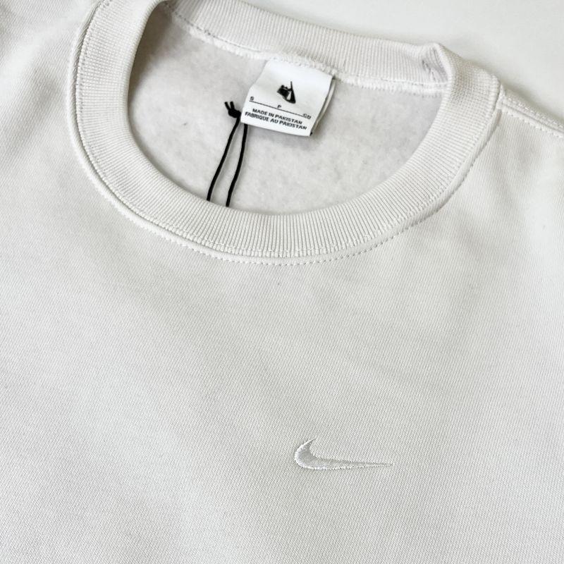 NIKE ナイキ ソロ スウッシュ クルーネック スウェット オフ NIKE ナイキ ソロ スウッシュ クルーネック スウェット オフ