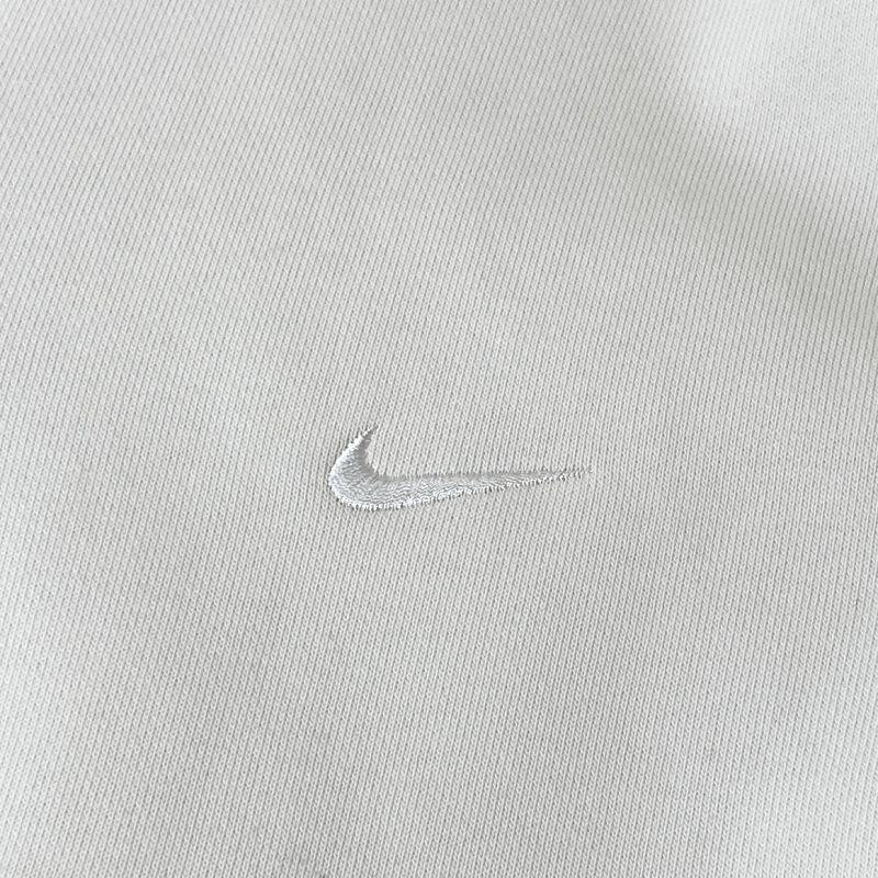 NIKE ナイキ ソロ スウッシュ クルーネック スウェット オフ NIKE ナイキ ソロ スウッシュ クルーネック スウェット オフ