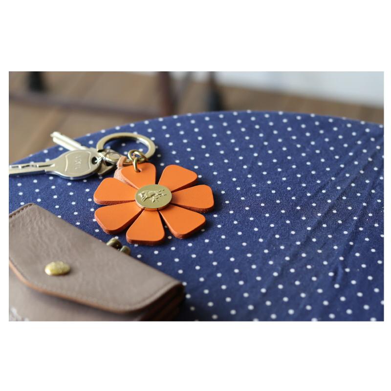 【IL BISONTE 】キーリング　レザー☆フラワー 型☆未使用品 IL BISONTE（イルビゾンテ） レザーフラワー キーリング レディース