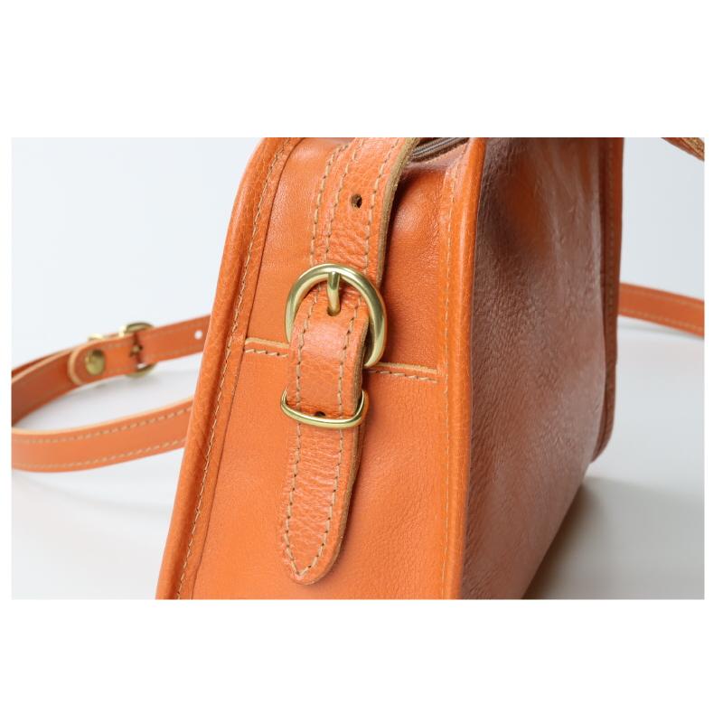 【希少 美品】IL BISONTE バニティバッグ シボ革 ロゴ型押し キャメル 希少 美品】IL BISONTE バニティバッグ シボ革 ロゴ型押し キャメル