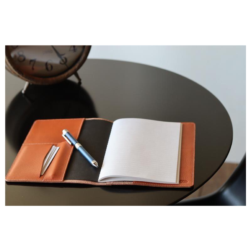 IL BISONTE イルビゾンテ A5ノートカバー ブラック IL BISONTE（イルビゾンテ） ブックカバー レザー ノートカバー（ A5