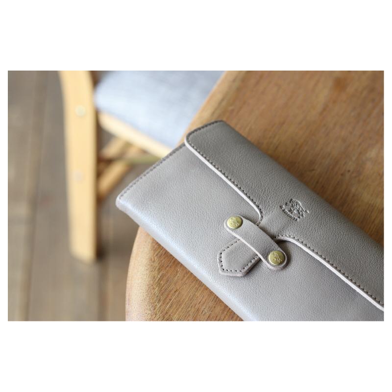 IL BISONTE イルビゾンテ フラップデザイン 長財布 グレージュ IL BISONTE イルビゾンテ 財布 差込フラップ長財布〔 2024年