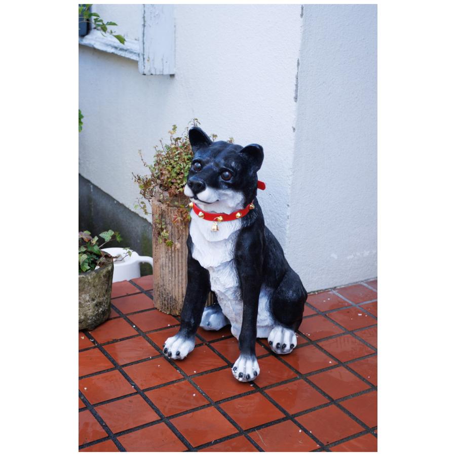黒い犬の置物 赤いリボン付き 黒い犬の置物 赤いリボン付き