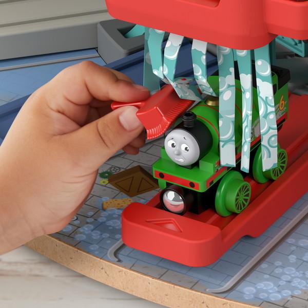 セール 登場から人気沸騰 きかんしゃトーマス Hbj81 パーシーとティドマス機関庫 ライトブラウン 木製 マテル 玩具 おもちゃ レールトイ Iptc Net Br