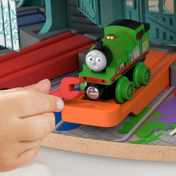 セール 登場から人気沸騰 きかんしゃトーマス Hbj81 パーシーとティドマス機関庫 ライトブラウン 木製 マテル 玩具 おもちゃ レールトイ Iptc Net Br