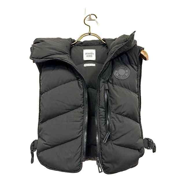 HERMES - 【未使用】【新古品】HERMES　PARIS　エルメス　パリス　ブラック　イタリー製　34サイズ　ダウン90％　セリエワッペン ダウンベスト ブラックS26＿s-0148-r26 HERMES 【未使用】【新古品】HERMES PARIS エルメス パリス
