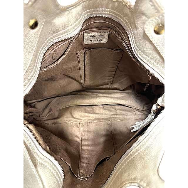 Salvatore Ferragamo ショルダーバッグ  ゴールド 【古着】【中古】【送料無料】 FERRAGAMO（フェラガモ） 【中古】Salvatore Ferragamo サルヴァトーレ