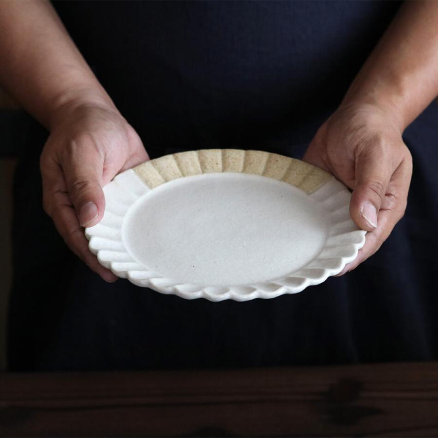 作家作品 陶器の多目的円形皿 作家さんの器と暮らしにまつわる道具の