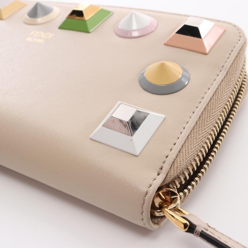 FENDI マルチスタッズ レザー ラウンドファスナー 長財布 ブラウンベージュ FENDI マルチスタッズ レザー ラウンドファスナー 長財布