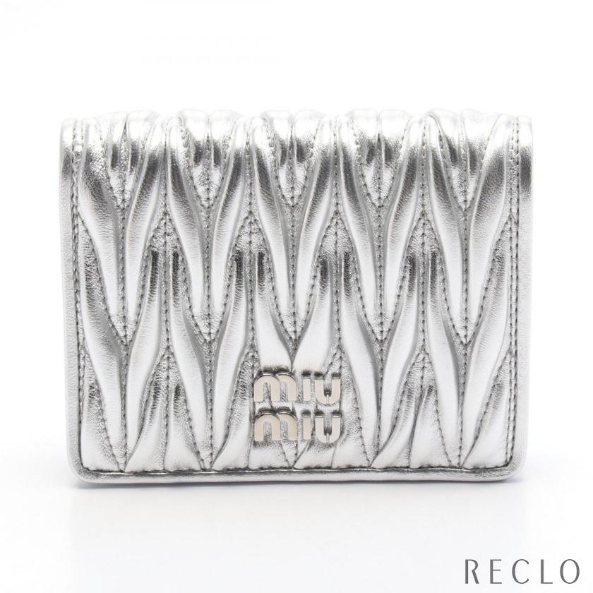 【✨極美品✨】 ミュウミュウ マテラッセ 二つ折り財布 シルバー miu ミュウミュウ MATELASSE マテラッセ 二つ折り財布 レザー シルバー