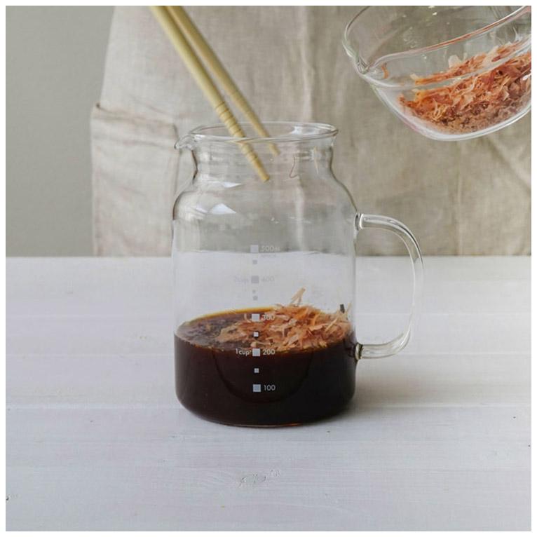 HARIO ハリオ ガラスのたれ・ソースポット 500ml フタ付き 注ぎ口付き
