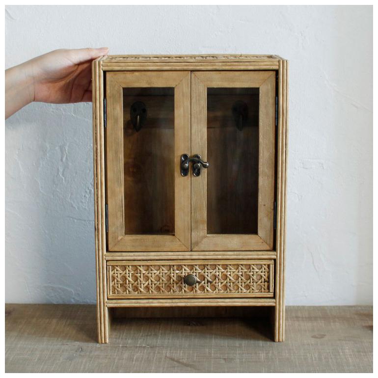 ラタン ガラス扉付き ミニキャビネット フック 引出し 両開き 扉収納
