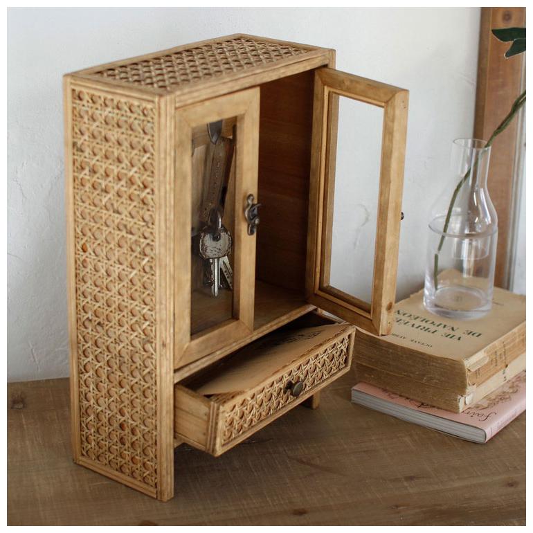 ラタン ガラス扉付き ミニキャビネット フック 引出し 両開き 扉収納