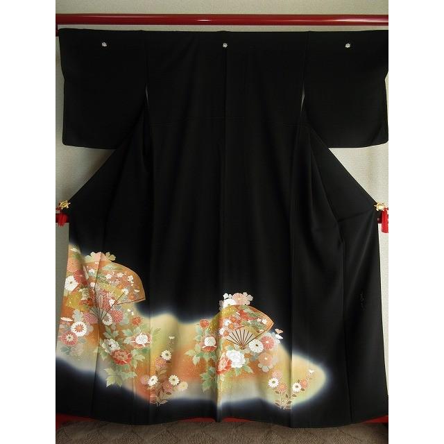 Kf 059 黒留袖 京友禅作家逸品黒留袖 松井青々作 檜扇に四季の花 着丈約161cm 肩より 裄丈約66 5cm 袖丈約49cm 前幅約24 5cm 後幅約30 5cm Kf 059 京都着物さくらリサイクル着物館 通販 Yahoo ショッピング