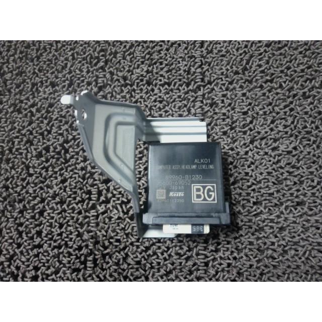 ルーミー DBA-M900A ヘッドライト ヘッドランプレベリング B82 89960