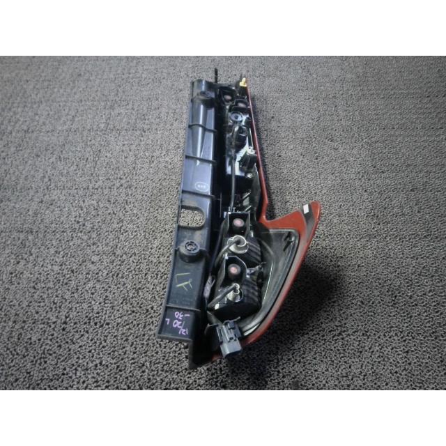 ルーミー DBA-M900A 左テールランプ S28 81560-B1340 : ファースト