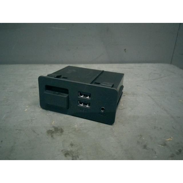 ロードスター DBA-ND5RC USBポート 41V N243-66-9U0 : ファースト