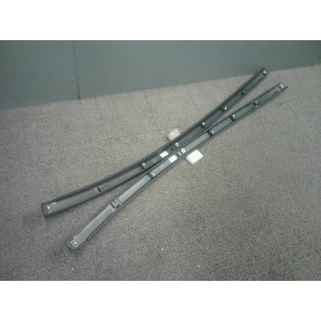 アクア DAA-NHP10 ルーフバー 4T3 75505-52011-E1 : ファーストパーツ1