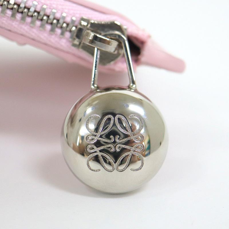 ロエベ バッグ チャーム コインモチーフ メタル シルバー 限​定